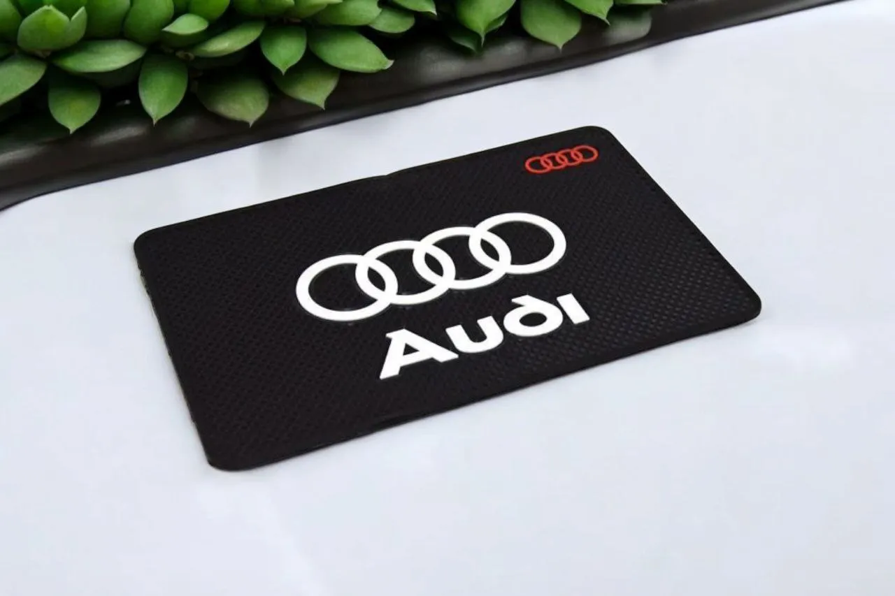 Коврик противоскользящий на торпеду с логотипом Audi