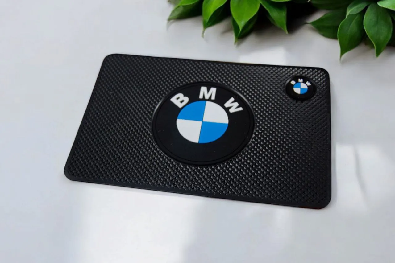 Коврик противоскользящий на торпеду с логотипом BMW