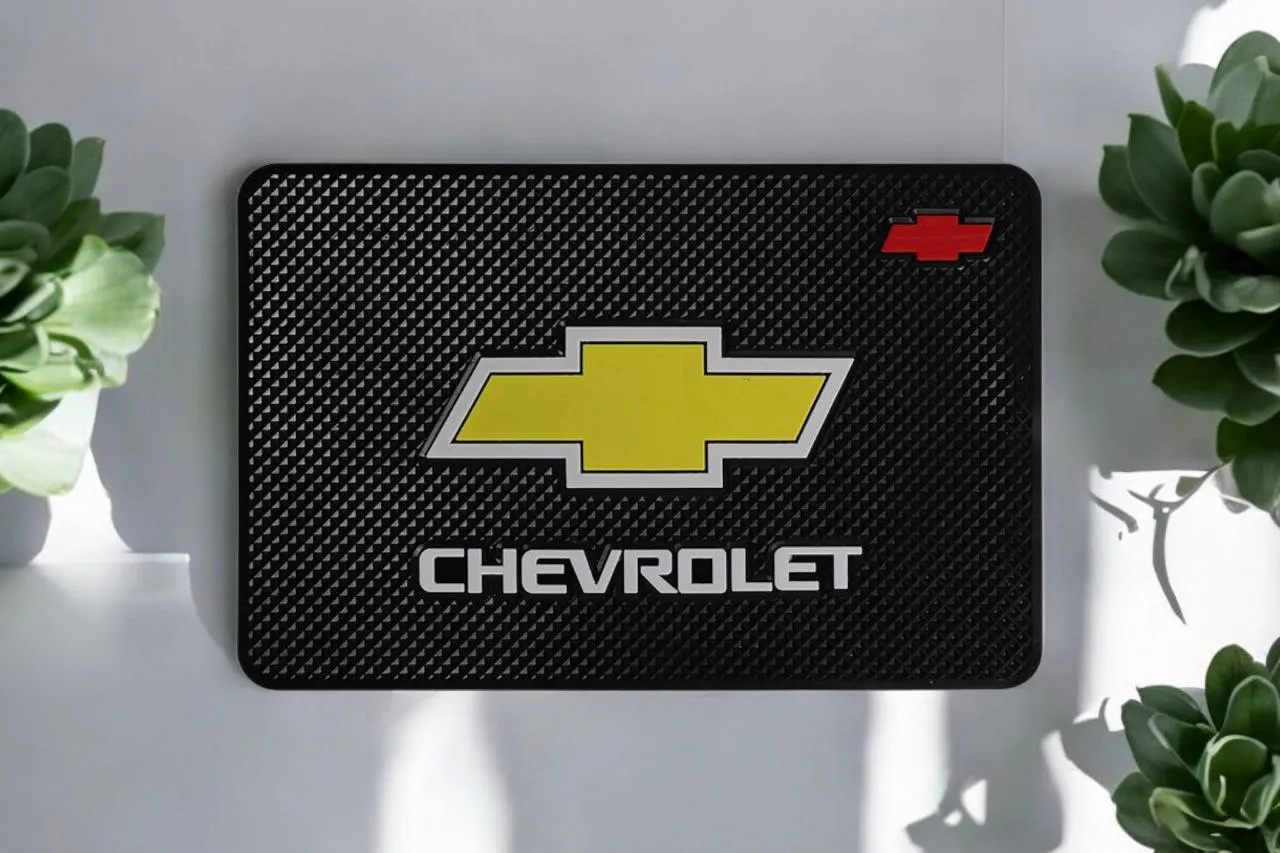 Коврик противоскользящий на торпеду с логотипом Chevrolet