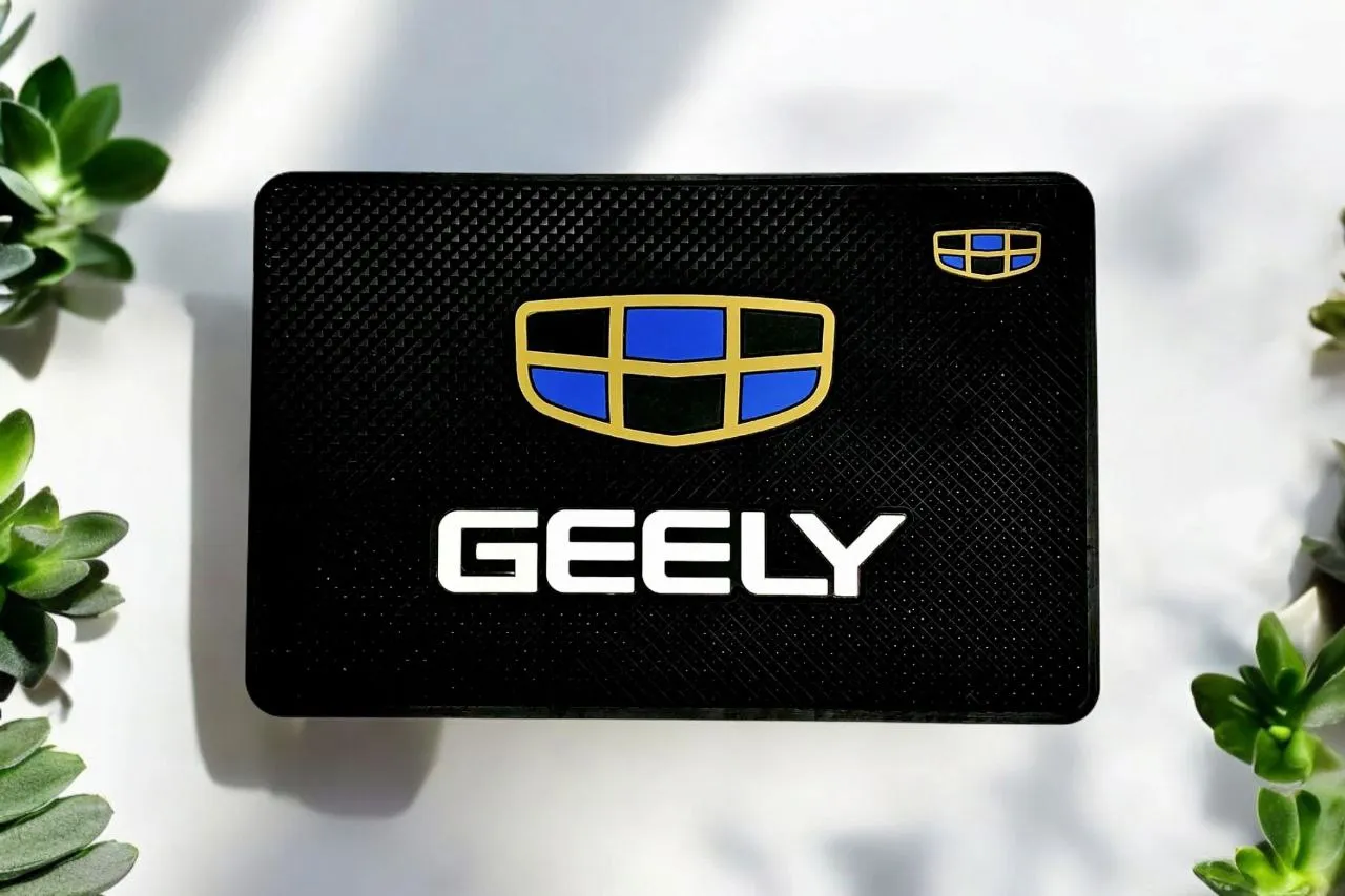 Коврик противоскользящий на торпеду с логотипом Geely