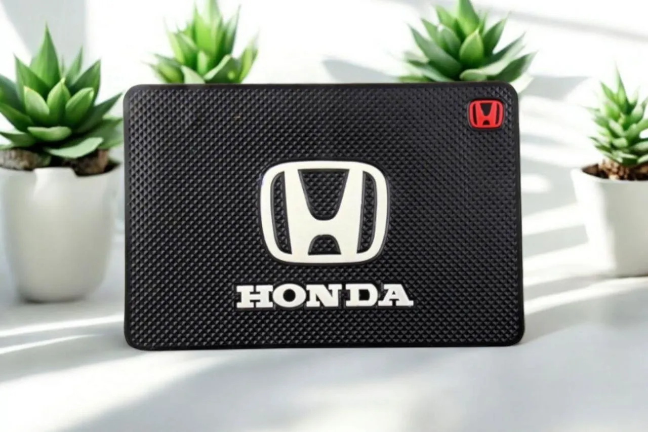 Коврик противоскользящий на торпеду с логотипом Honda