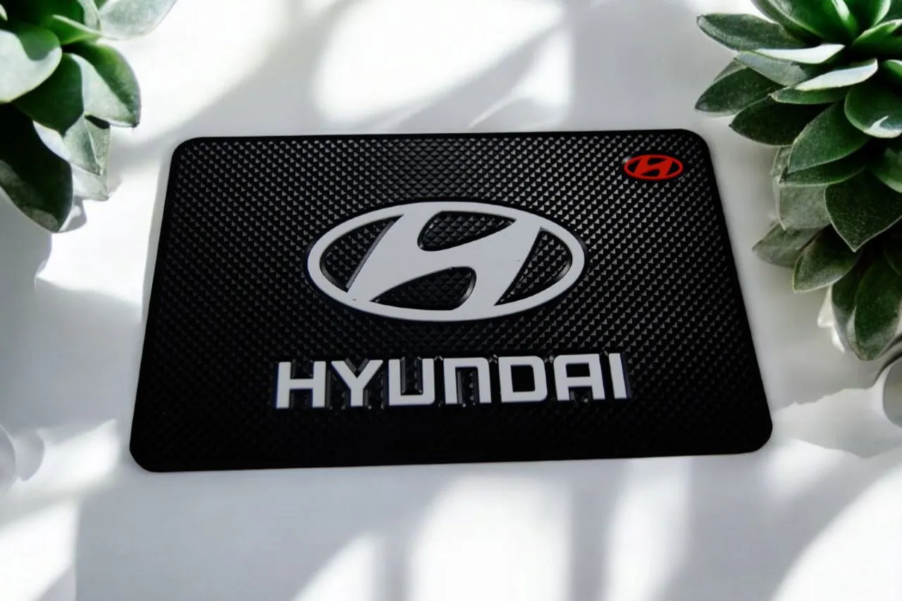 Коврик противоскользящий на торпеду с логотипом Hyundai