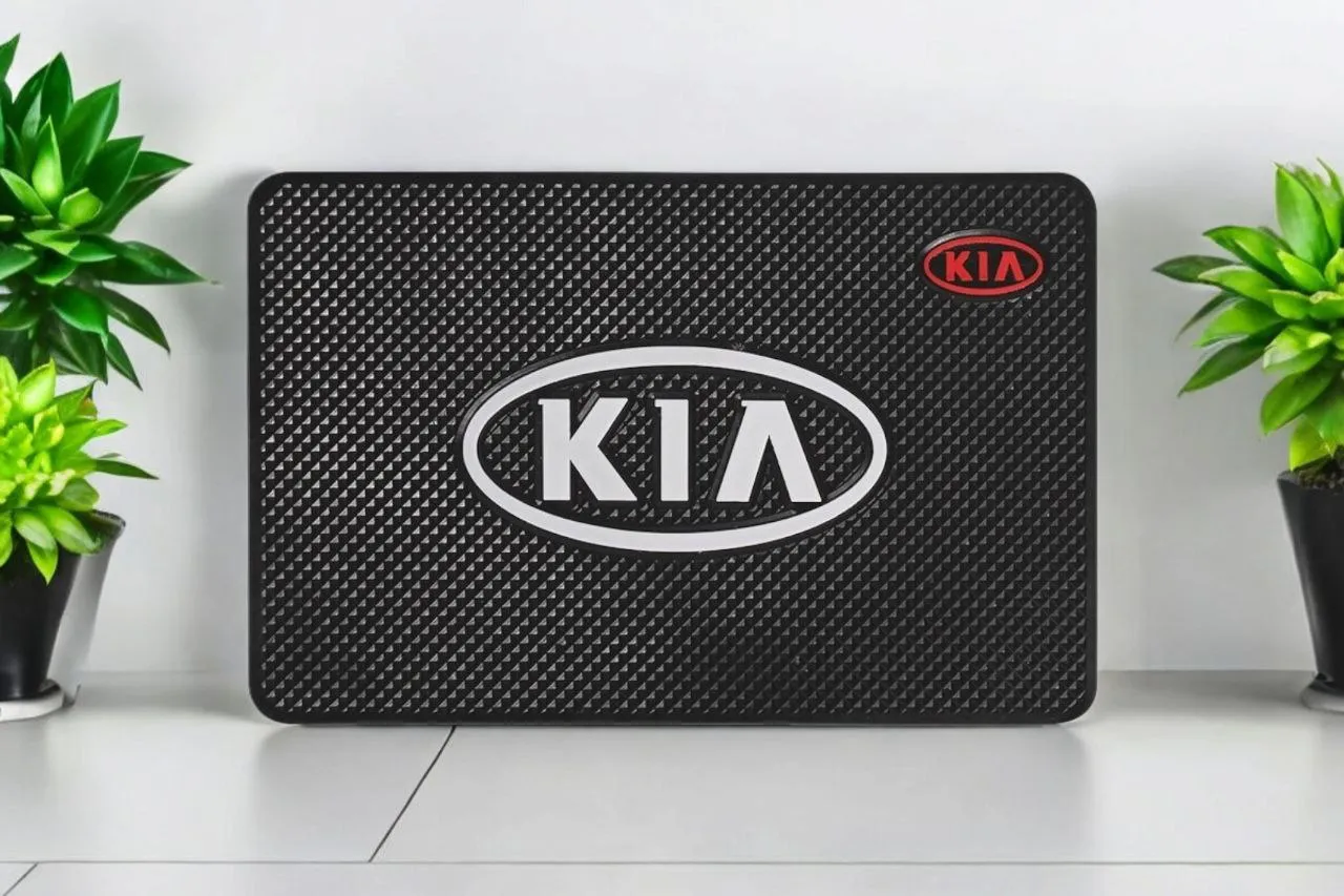 Коврик противоскользящий на торпеду с логотипом KIA