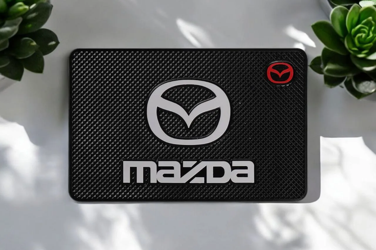Коврик противоскользящий на торпеду с логотипом Mazda