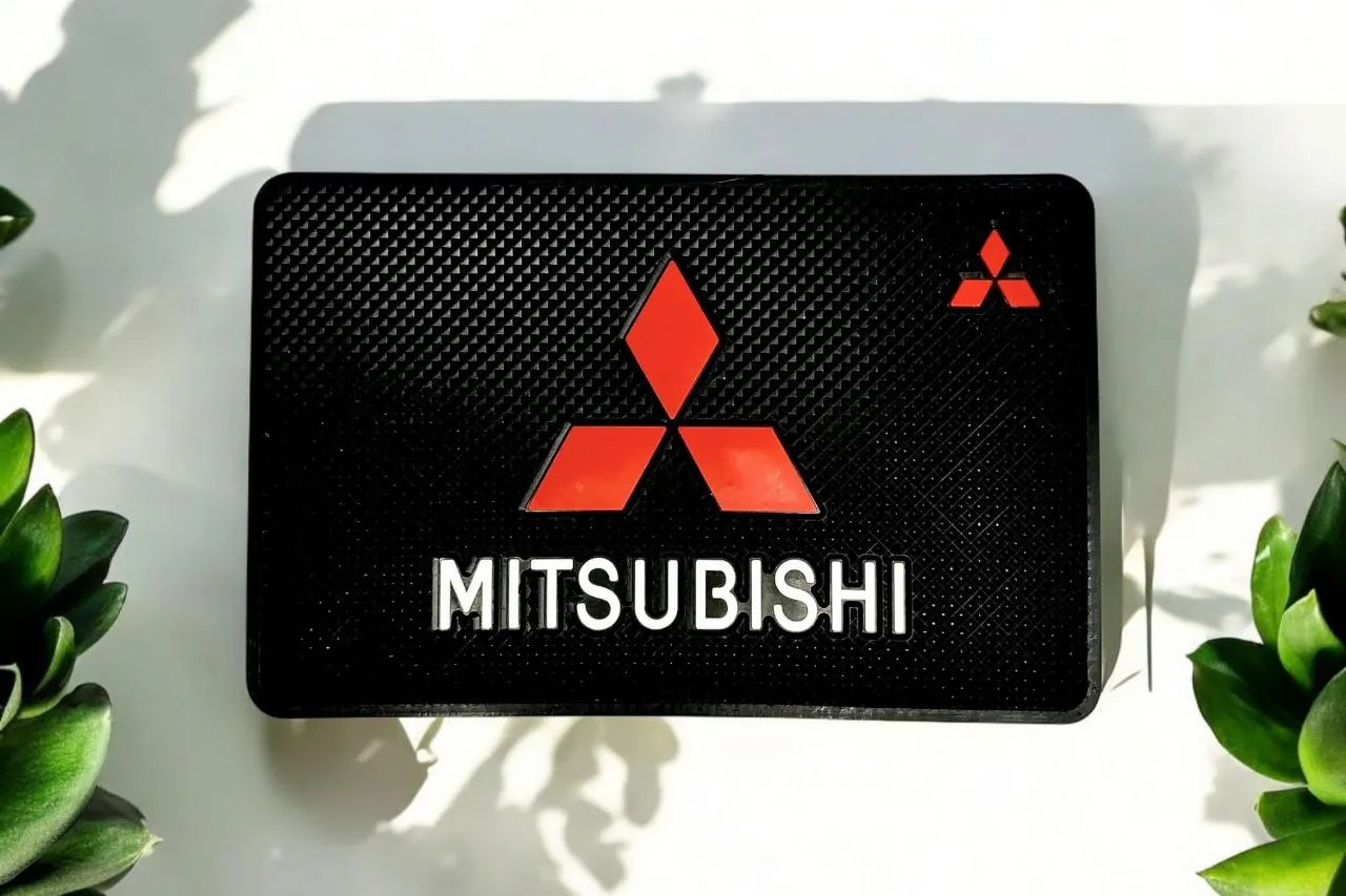 Коврик противоскользящий на торпеду с логотипом Mitsubishi