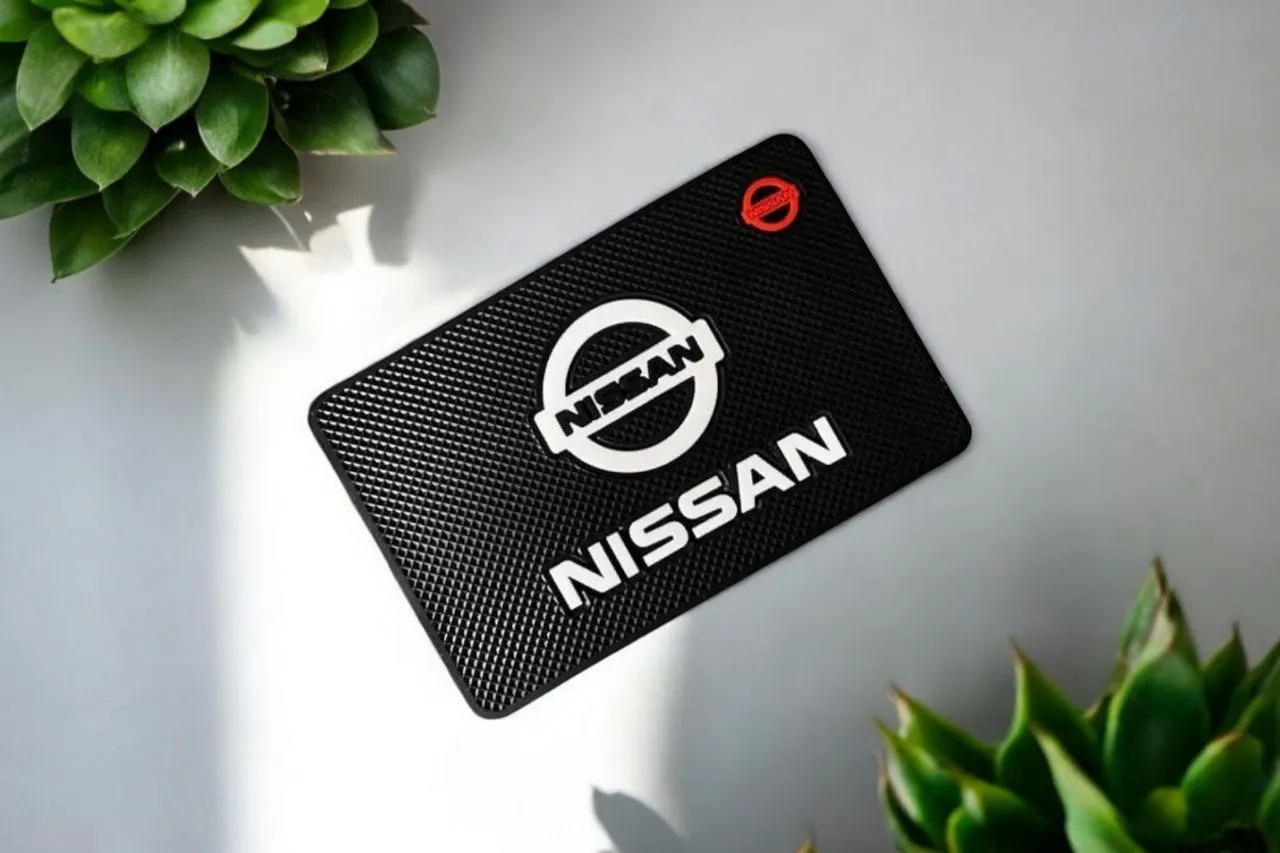 Коврик противоскользящий на торпеду с логотипом Nissan