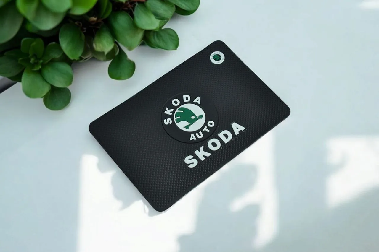 Коврик противоскользящий на торпеду с логотипом Skoda