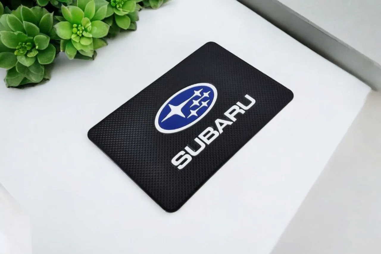 Коврик противоскользящий на торпеду с логотипом Subaru
