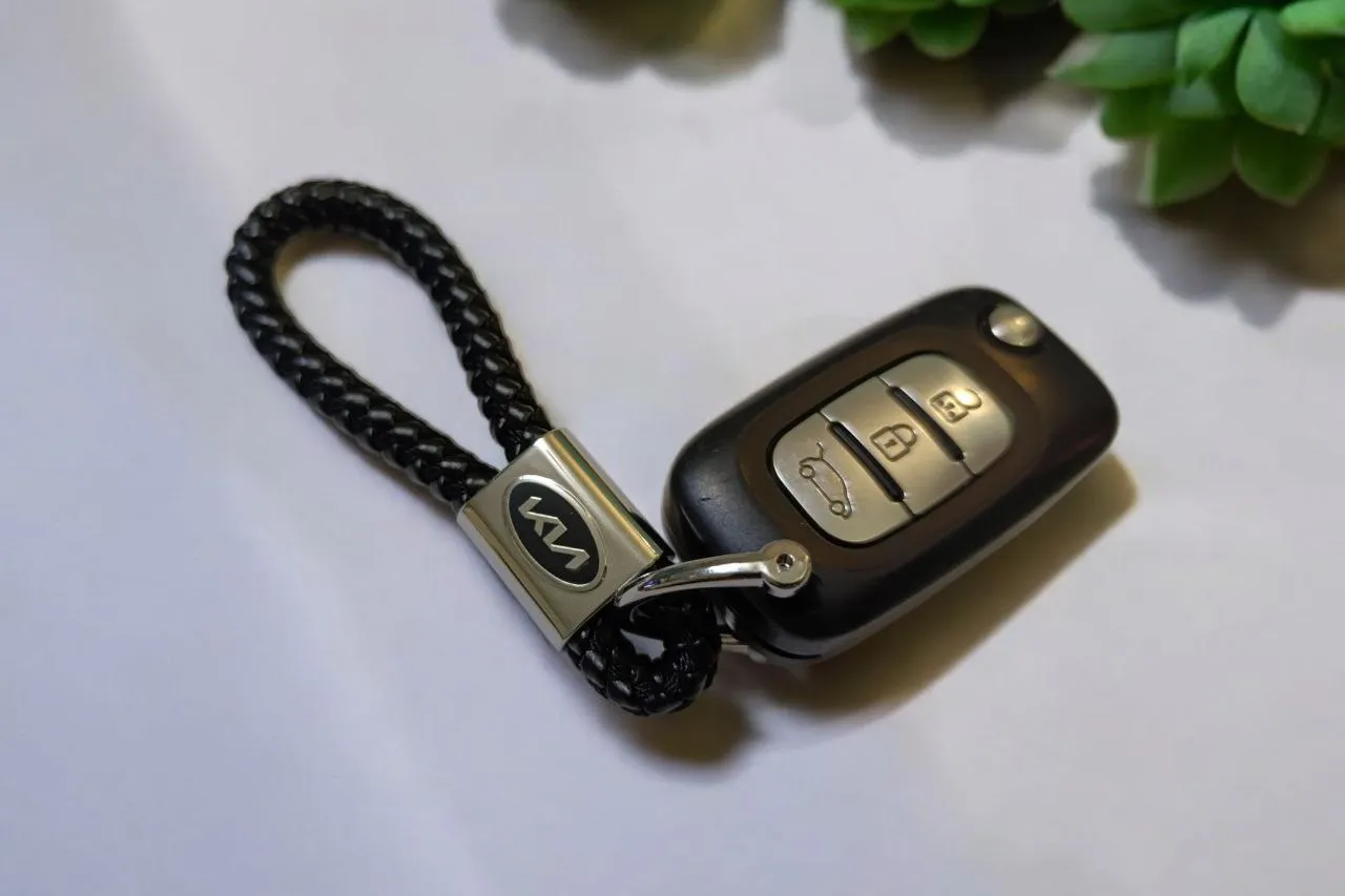 Ремешок кожаный плетеный на ключи с логотипом KIA