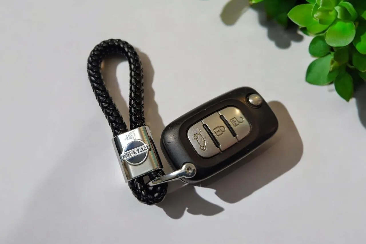 Ремешок кожаный плетеный на ключи с логотипом Nissan