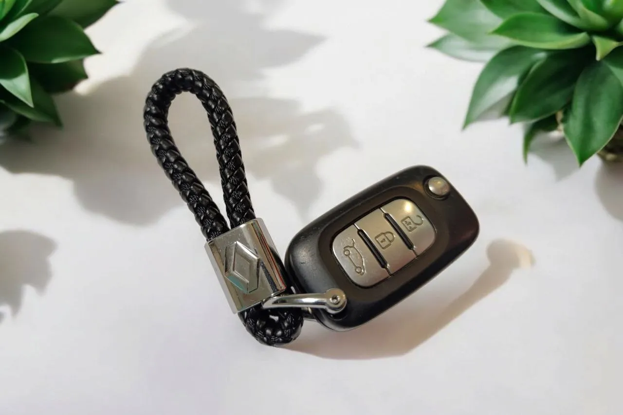 Ремешок кожаный плетеный на ключи с логотипом Renault