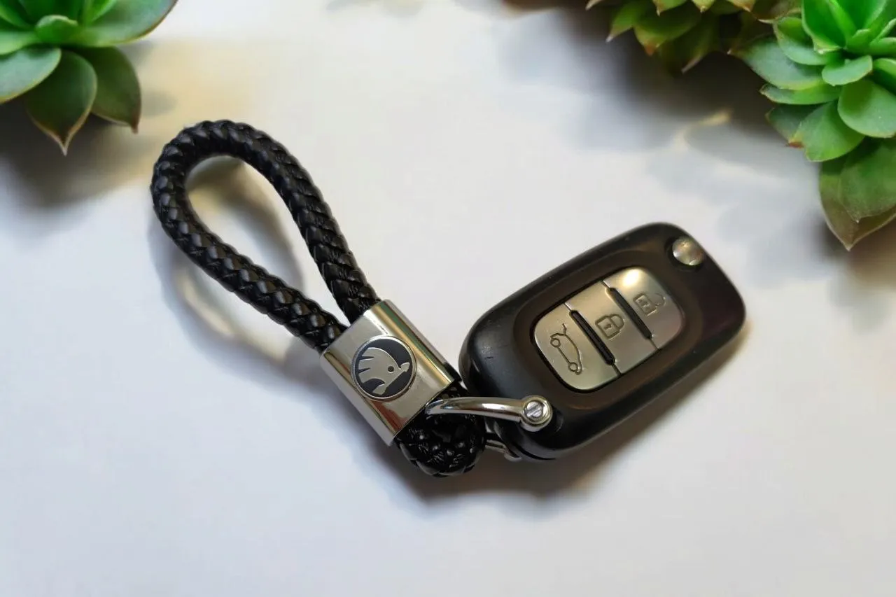 Ремешок кожаный плетеный на ключи с логотипом Skoda