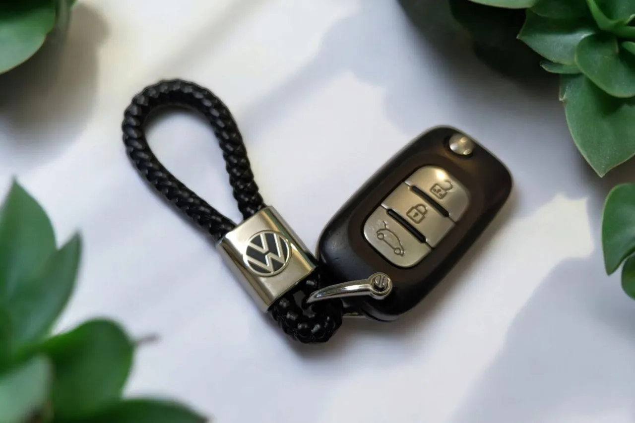 Ремешок кожаный плетеный на ключи с логотипом Volkswagen